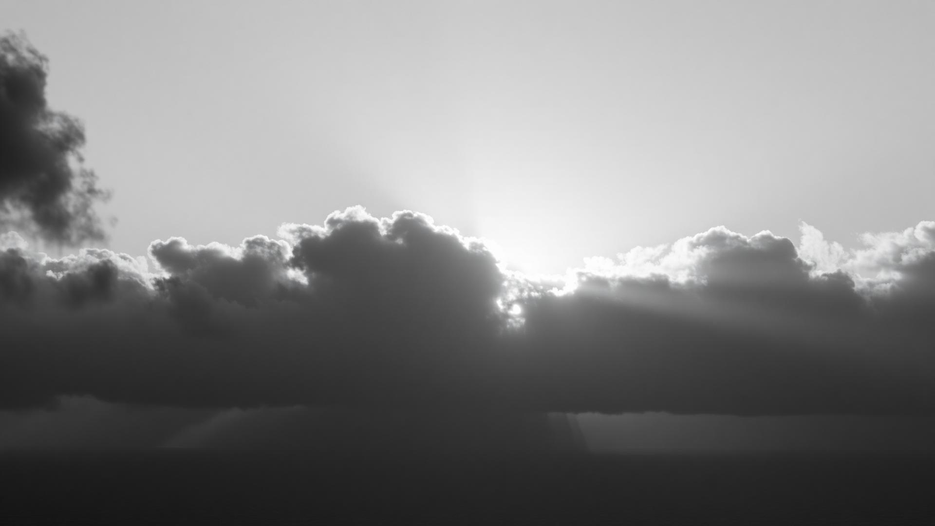 Sonnenaufgang durch Wolken